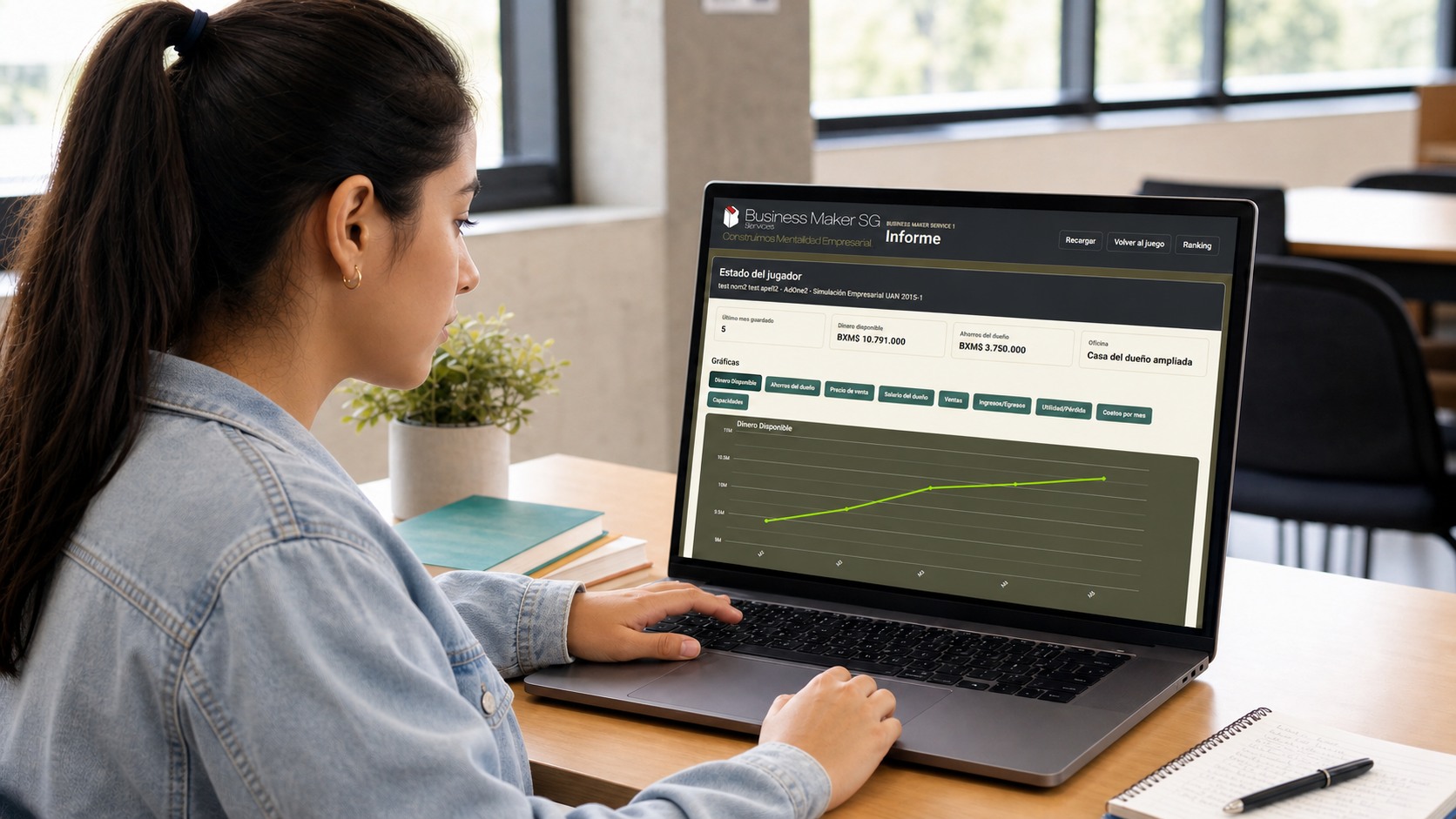 Estudiante revisando el informe de dinero disponible en Business Maker SG Services